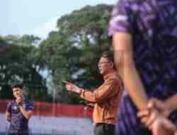 Pelatih Persik Ong Kim Swee Berbicara Pengaruh Lini Tengah Persik Kediri Tanpa di Ze Valente Pelatih Persik Ong Kim Swee Berbicara Pengaruh Lini Tengah Persik Kediri Tanpa di Ze Valente