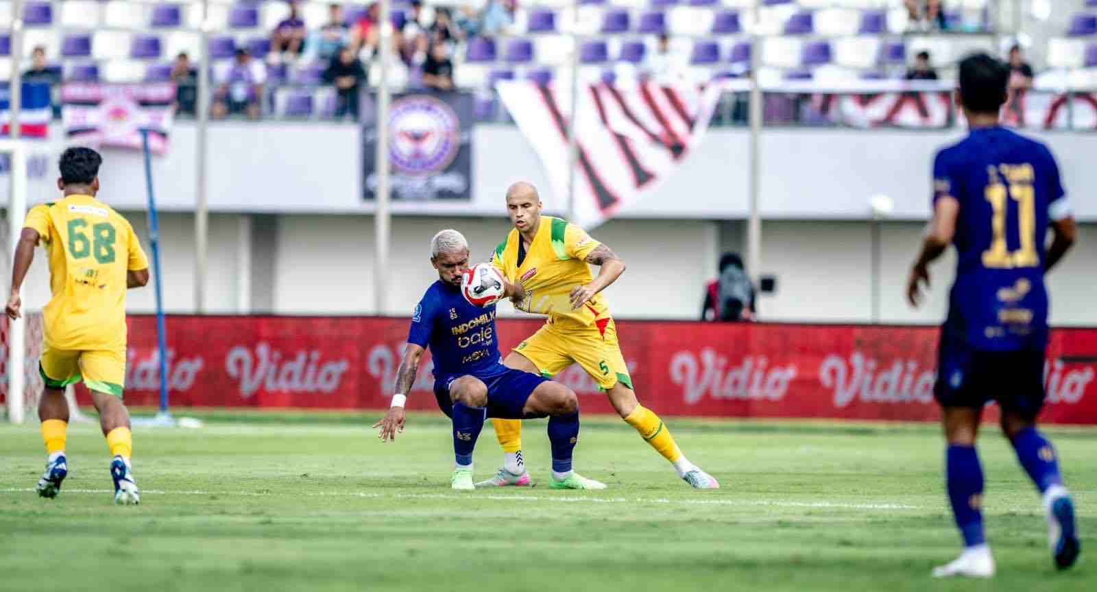 Pemain Persebaya saat Melawan Persita Tanggerang di Stadion Indomilk Arena Sabtu 16072025