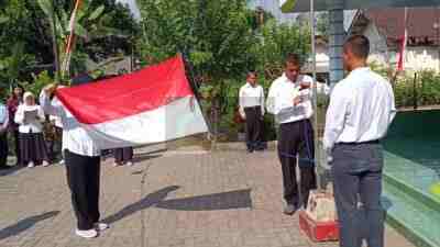 Pengibaran Bendera Merah Putih oleh Para Disabilitas di Rumah Kinasih Siraman Kesamben saat Upacara Peringati Hari Kemerdekaan Republik Indonesia ke 80