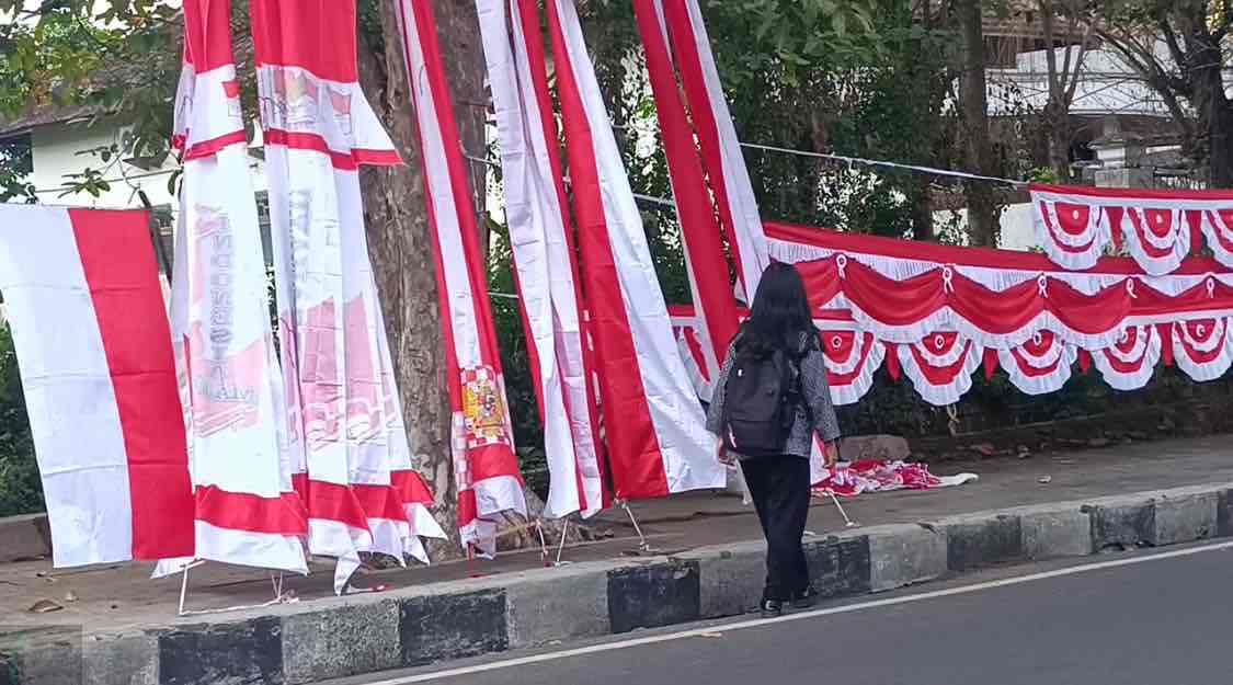Sambut HUT RI ke-80, Permintaan Bendera One Piece Naik, Bendera Merah Putih Menurun Penjual Bendera Merah Putih di Kota Blitar