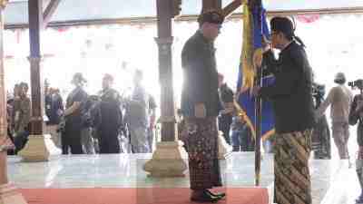 Penyerahan Pataka (Lambang) Kabupaten Blitar dalam Pisowanan Agung Blitar ke-701