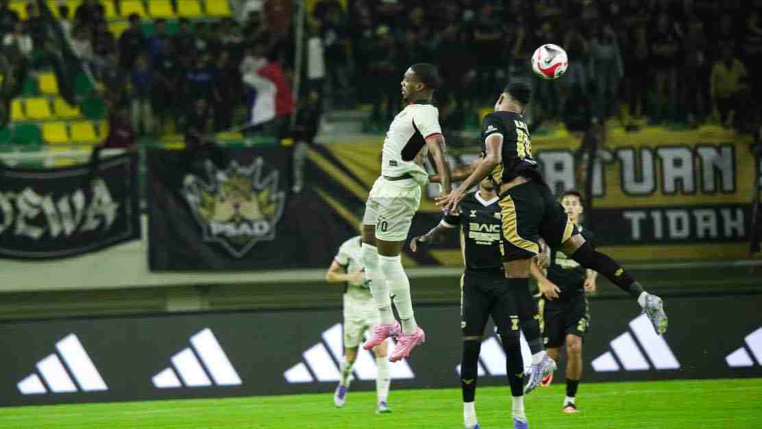Dihajar Dewa United 3-1, Akui Persik Kediri Ong Kim Swee Akui Anak Asuhnya Bermain Jelek Pemain Persik Kediri Menghadapi Pemain Dewa United di Banten Internasional Stadium