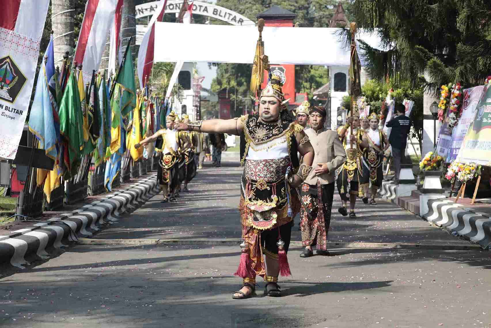 Peserta Pisowanan Agung Diantarkan Masuk ke Pendopo RHN saat Piwosanan Agung Blitar ke-701