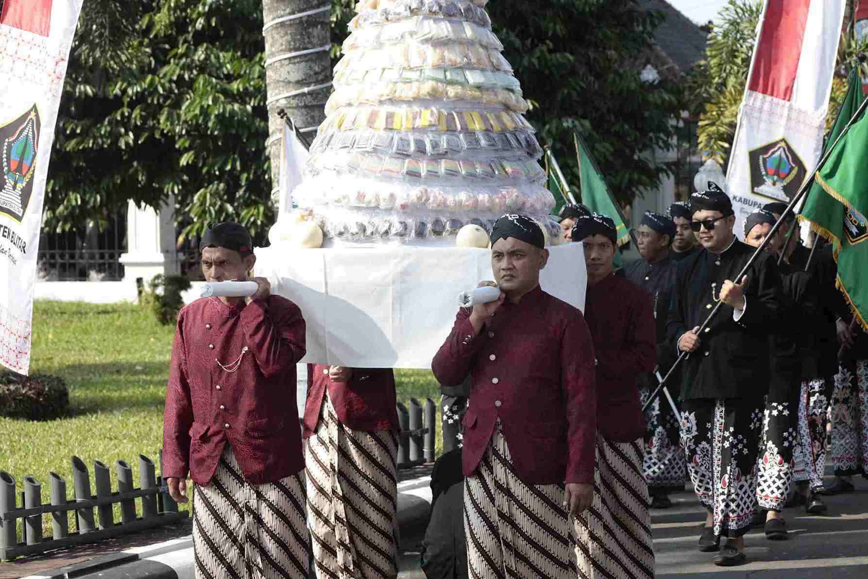 Peserta Pisowanan Agung Membawa Gunungan Jajan Pasar saat Pisowanan Agung Blitar ke-701 Tahun Sebagai Simbol Rasa Syukur