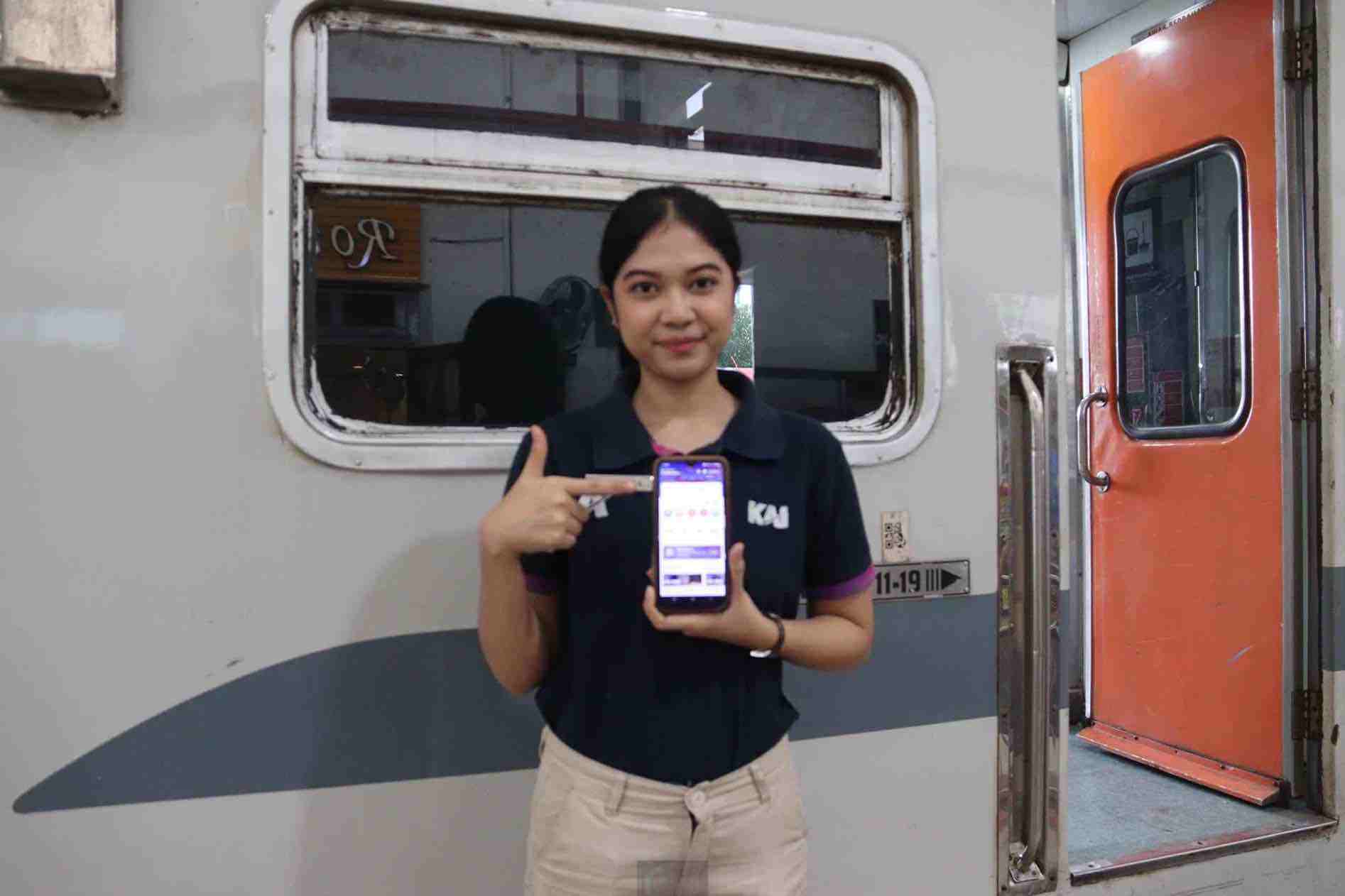 Akibat Rintang Jalan KA Argo Bromo Anggrek, Daop 7 Madiun Terpaksa Refund Tiket Penumpang Petugas PT KAI Menunjukan Cara Refund Tiket Kereta Api