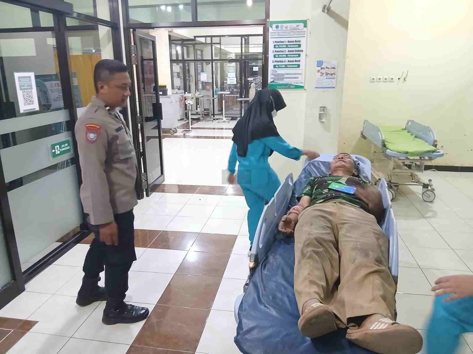 Plt Kades Umbuldamar Dibacok Warganya, Apa Penyebabnya ? Plt Kepala Desa Umbuldamar Kecamatan Binangun Murawan Mendapatkan Perawatan Media