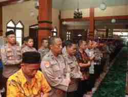 Polres Blitar Gelar Sholat Gaib untuk Almarhum Driver Ojol Affan Kurniawan