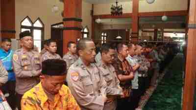 Polres Blitar Gelar Sholat Goib untuk Almarhum Sopir Ojek Online Affan Kurniawan
