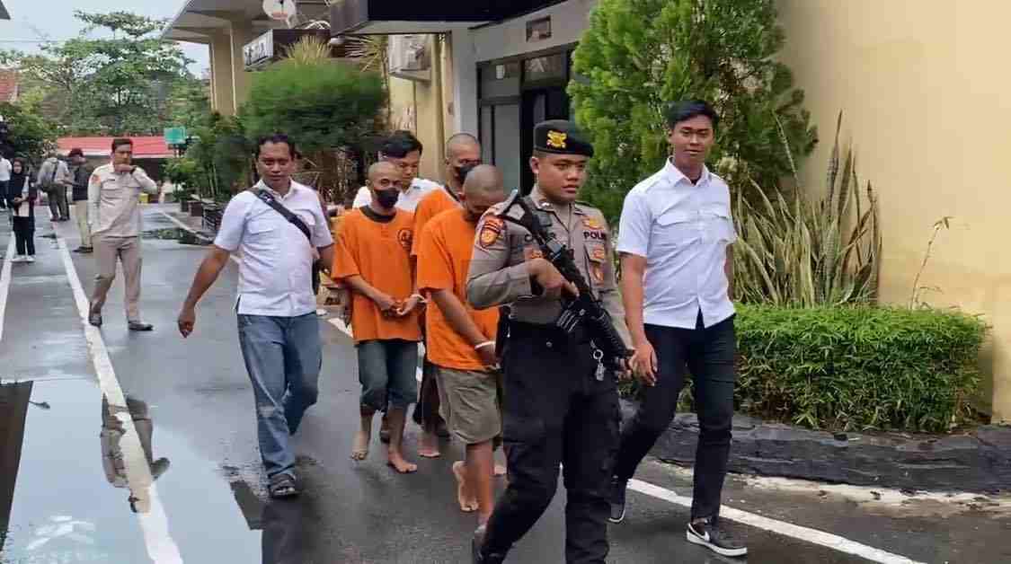 Polisi Tangkap Tiga Pelaku Pembunuhan Pemuda saat Mabuk di Kota Blitar Polres Blitar Kota Membekuk 3 Pelaku Pembunuhan Pemuda di Jalan Cemara Kota Blitar