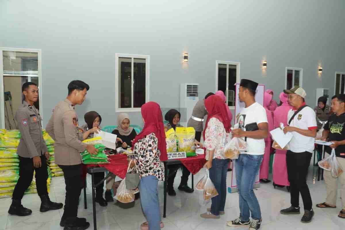 Polres Blitar Gelar Gerakan Pangan Murah, Warga Menyerbu Pasar Murah Ini Polres Blitar Menggelar Gerakan Pangan Murah di Mapolres Blitar