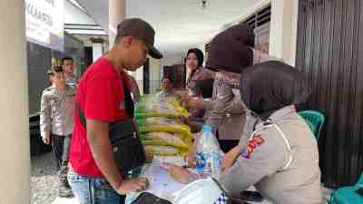 Polres Blitar Salurkan Beras SPHP di Wilayah Kabupaten Blitar, Dukung Gerakan Pangan Murah