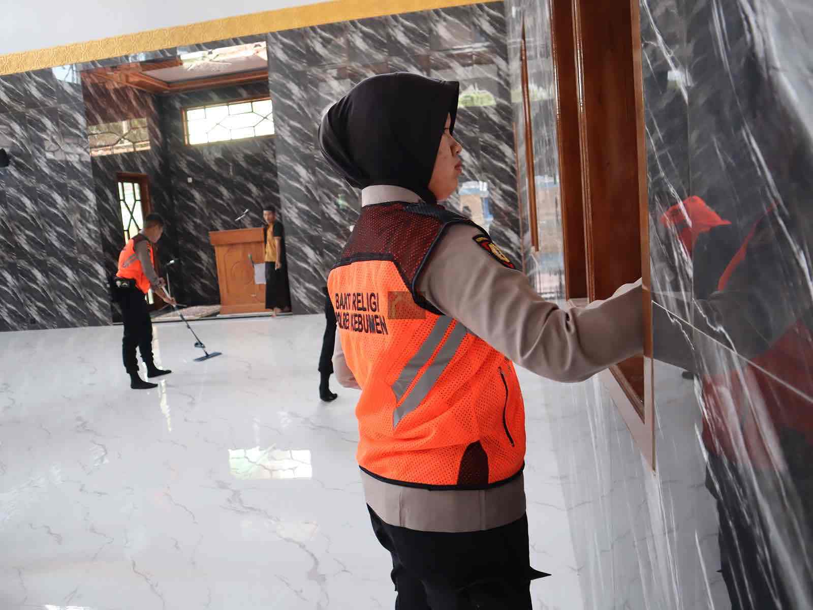 Polres Kebumen Gelar Bakti Religi di Masjid Baitul Khasan, kompleks Pondok Pesantren Al Hasani, Desa Polres Kebumen Gelar Jatimulyo, Kecamatan Alian, Kebumen