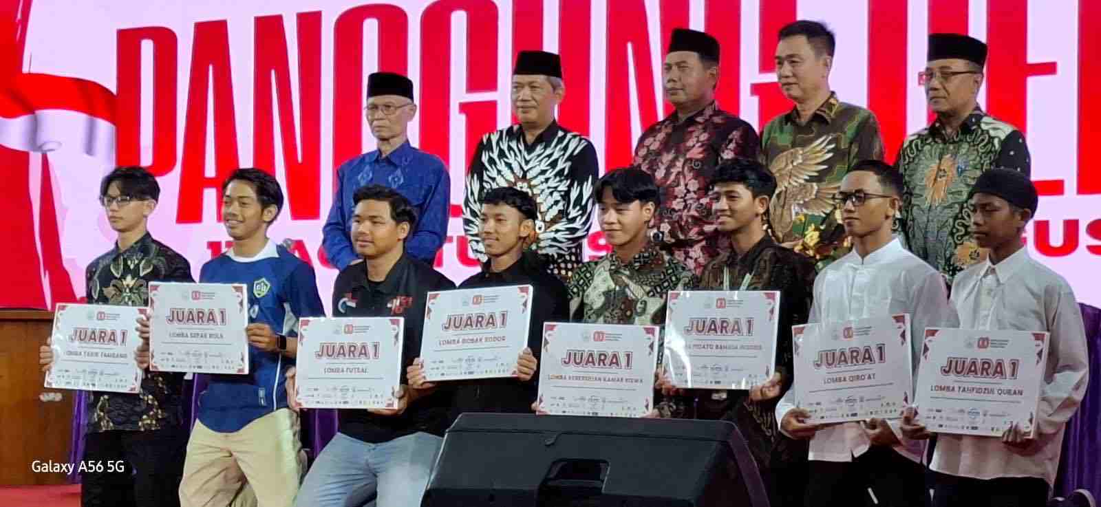 Tutup Rangkaian Giat HUT RI ke 80, Ponpes Wali Barokah Kediri Gelar Panggung Gembira Hibur Ribuan Santri Puncak HUT RI ke 80 di Ponpes Wali Barokah Kota Kediri