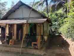Di Rumah Tua Penuh Lubang, Saksi Nenek Sudarti Bertarung dengan Dingin dan Hujan Di Rumah Tua Penuh Lubang, Saksi Nenek Sudarti Bertarung dengan Dingin dan Hujan