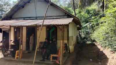 Di Rumah Tua Penuh Lubang, Saksi Nenek Sudarti Bertarung dengan Dingin dan Hujan