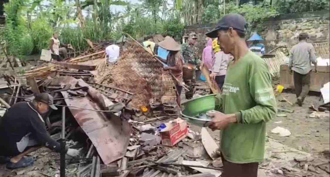 Rumah Tureni Warga Desa Sumber Kembar Kecamatan Binangun Kabupaten Blitar Roboh Akibat Hujan Deras Selama Tiga Hari