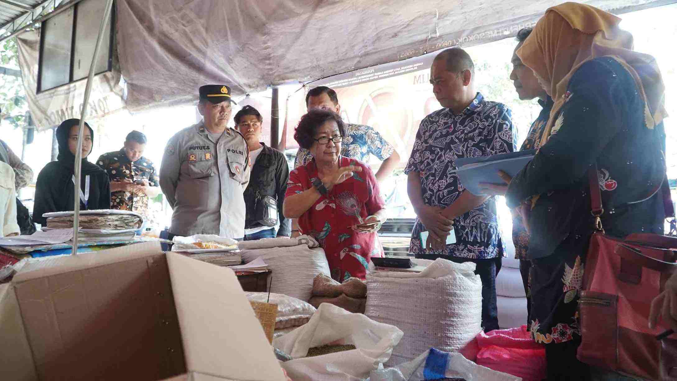 Satgas Pangan Polres Blitar Data Stok Beras Antisipasi Kelangkaan dan Kenaikan Harga Satgas Pangan Polres Blitar Mendata Harga Beras di Sejumlah Pasar di Blitar