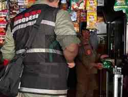 Satpol PP dan Bea Cukai Tempel Stiker Peringatan di Toko, Edukasi Warga Tolak Rokok Ilegal Satpol PP dan Bea Cukai Tempel Stiker Peringatan di Toko, Edukasi Warga Tolak Rokok Ilegal
