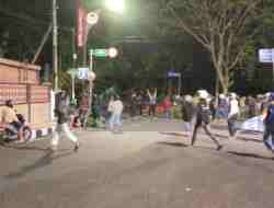 Kota Blitar Dilanda Kericuhan, Massa Serang Fasilitas Umum dan Mapolres Blitar Kota Kota Blitar Dilanda Kericuhan, Massa Serang Fasilitas Umum dan Mapolres Blitar Kota