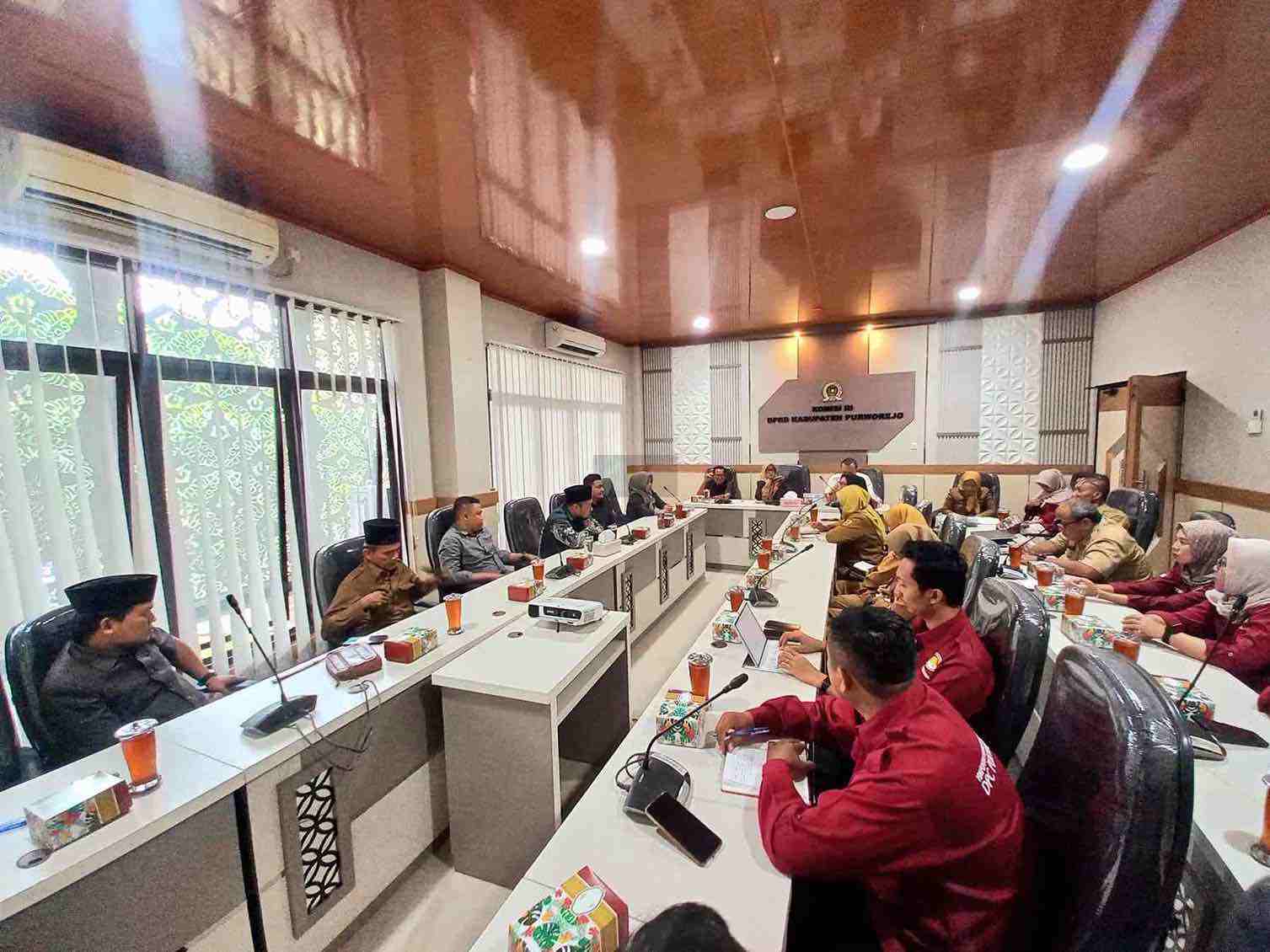 DPRD Purworejo Usulkan Tiga Raperda, Diantaranya BPJS Ketenagakerjaan bagi Kader Posyandu Suasana Rapat di Ruang Komisi IV DPRD Purworejo Membahas Raperda Inisiatif