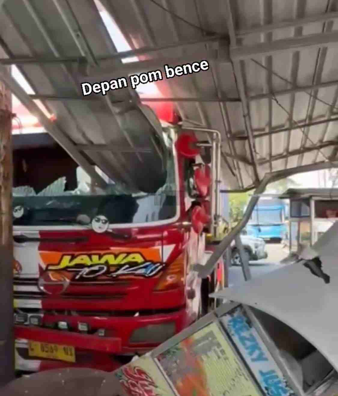 Sopir Tidur, Truk Jalan Sendiri Lalu Menabrak Warung di Bence Garum Truk Menabrak Warung di Desa Bence Kecamatan Garum Kabupaten Blitar