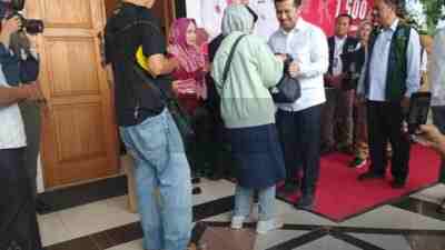 HUT RI ke-80, Pemprov Jatim Bagikan Bendera dan Sembako Wakil Gubernur Jawa Timur Emil Elestianto Dardak menyerahkan secara simbolis sembako dan bendera kepada warga