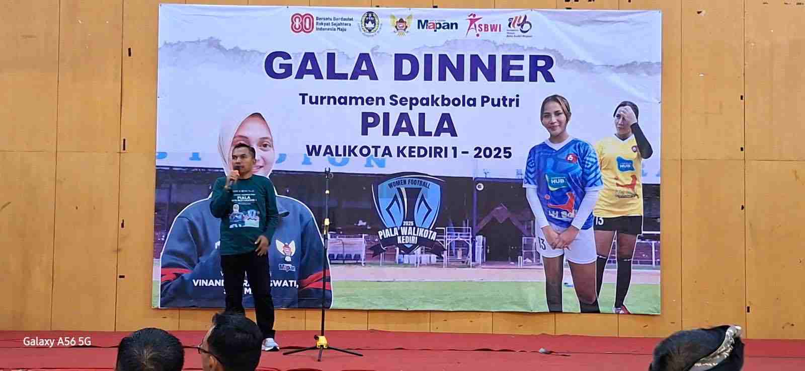 Wali Kota Kediri Gelar Piala Walikota Sepakbola Wanita, Berharap ada Liga Sepakbola Khusus Wanita Wali Kota Kediri Vinanda Prameswari Menghadiri Gala Diner Sepakbola Wanita Kota Kediri