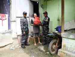 HUT TNI ke-80, Pos Angkatan Laut Logending Bagikan 80 Paket Sembako ke Warga Kurang Mampu