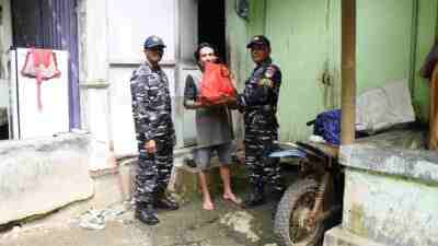 HUT TNI ke-80, Pos Angkatan Laut Logending Bagikan 80 Paket Sembako ke Warga Kurang Mampu