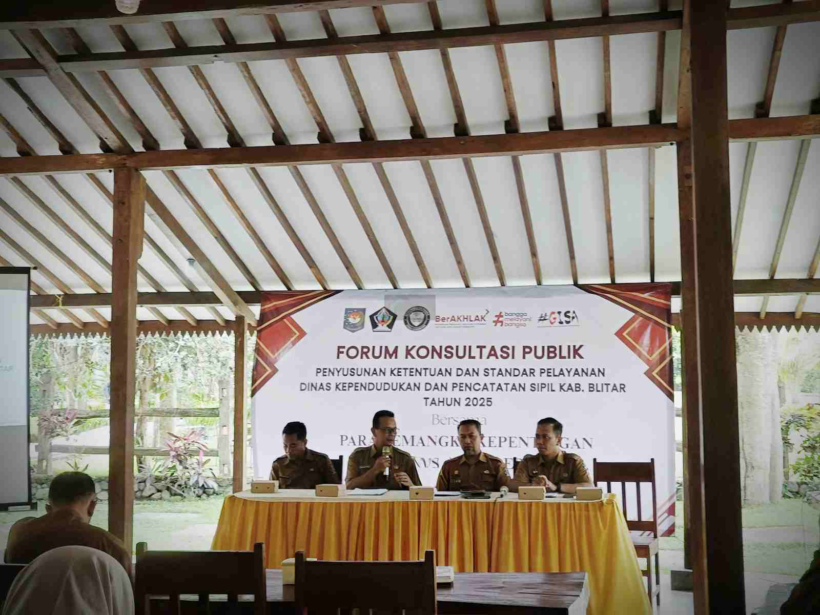Forum Konsultasi Publik Dispendukcapil Kabupaten Blitar Libatkan Lintas Sektor, Rumuskan Standar Pelayanan 2025 BeautyPlus 20250916191009509 save