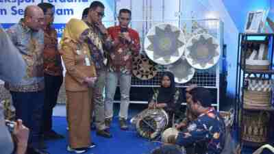 UMKM Kebumen Mampu Bersaing di Pasar Global, Bupati Lepas Ekspor Perdana Agrominafiber ke Amerika Serikat UMKM Kebumen Mampu Bersaing di Pasar Global, Bupati Lepas Ekspor Perdana Agrominafiber ke Amerika Serikat