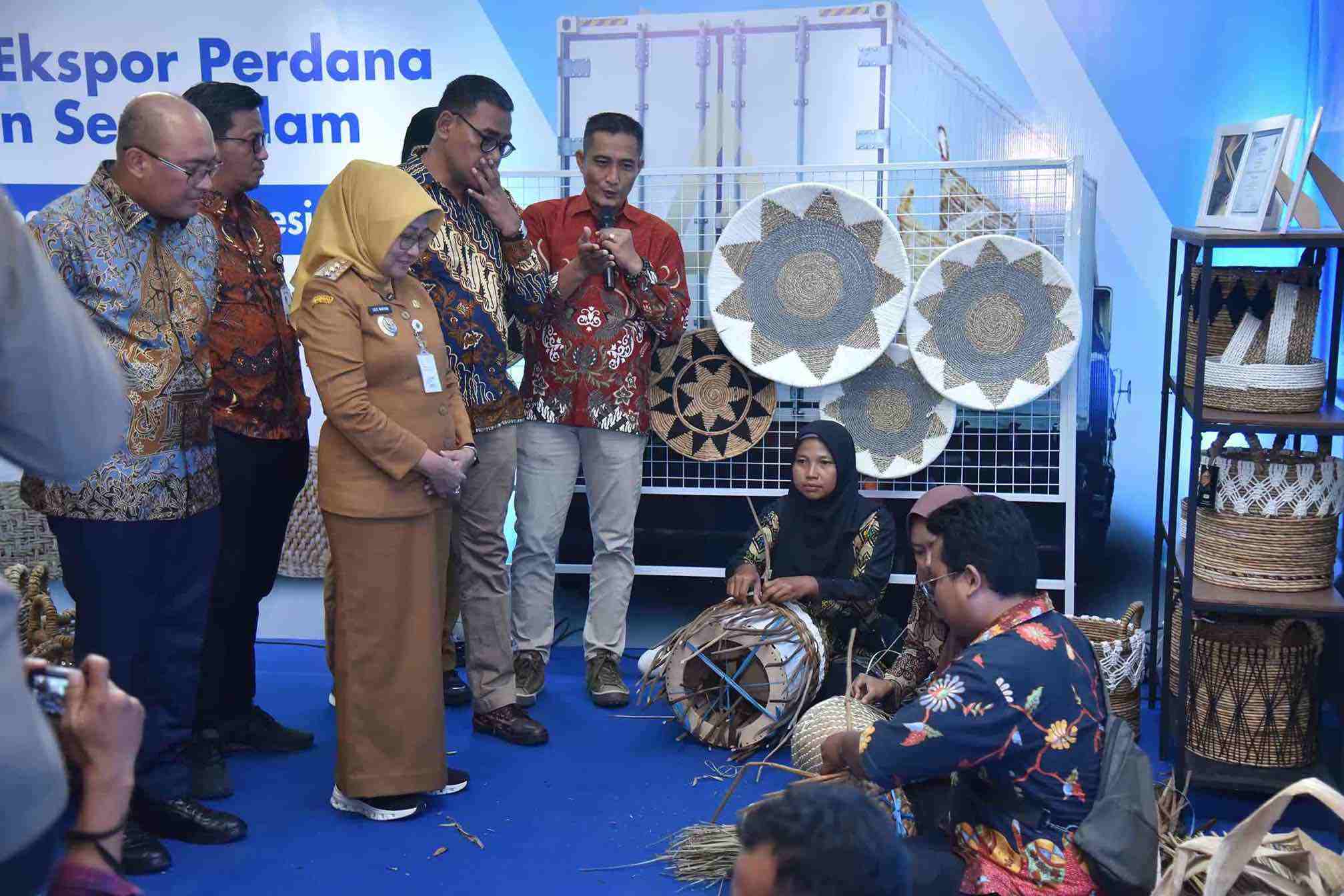 UMKM Kebumen Mampu Bersaing di Pasar Global, Bupati Lepas Ekspor Perdana Agrominafiber ke Amerika Serikat Bupati Kebumen Lilis Nuryani Melepas Ekspor Produk UMKM ke Amerika