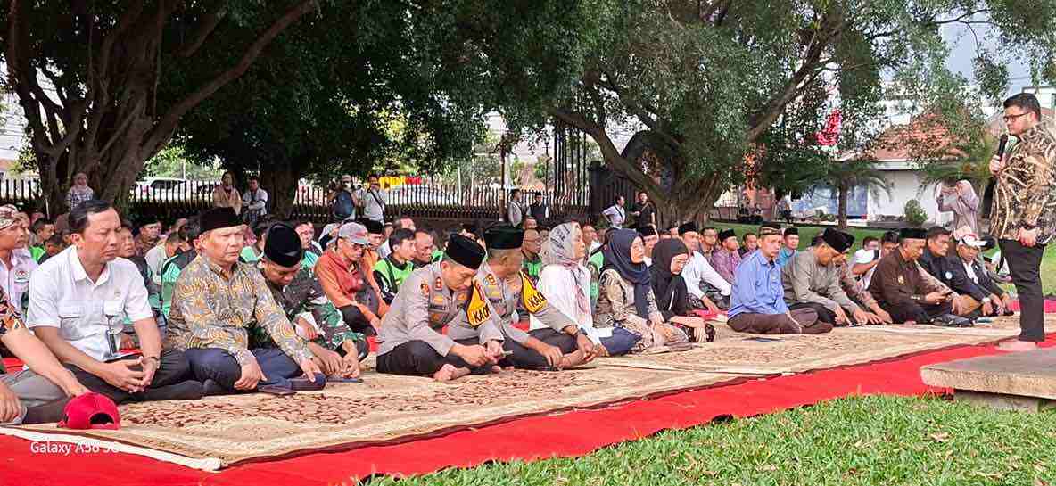 Pasca Kerusuhan Gedung DPRD Dan kantor Pemkab Kediri, Bupati Dito Berlakukan Jam Malam Bagi Pelajar Bupati Kediri Hanindito Himawan Pramana gelar doa bersama tokoh lintas agama dan sejumlah elemen masyarakat