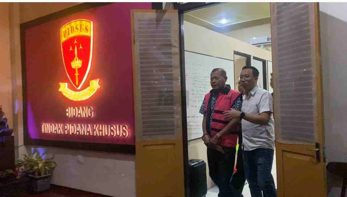 DC Mantan Kadis PUPR Kabupaten Blitar Keluar Ruang Pemeriksaan Kejari Kabupaten Blitar dengan Rompi Oranye sebagai Tersangka Kasus Dugaan Korupsi DAM Kali Bentak