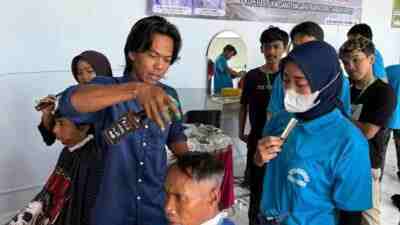 Dinas Koperasi UKM dan Tenaga Kerja Kota Blitar Gelar Pelatihan Potong Rambut