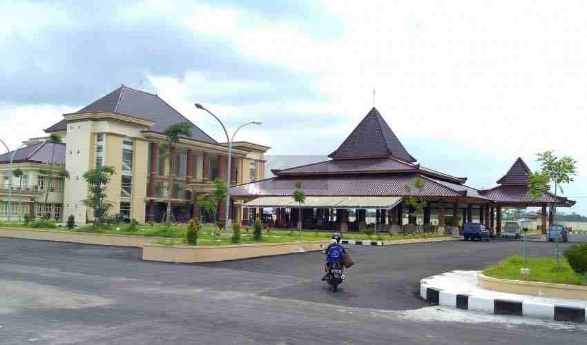 Ketua PPI : Sekda Kabupaten Blitar Mampu Jaga Harmonisasi Eksekutif dan Legislatif Gedung Pemerintahan Kabupaten Blitar di Kecamatan Kanigoro