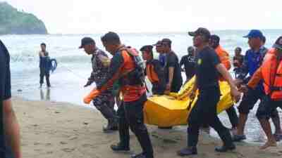 Nelayan Pencari Lobster di Pantai Watu Bale Ditemukan Meninggal Dunia Jenzah Warsito 35 Nelayan Lobster asal dari Desa Pasir Kecamatan Ayah Kabupaten Kebumen Dievakuasi Petugas Gabungan