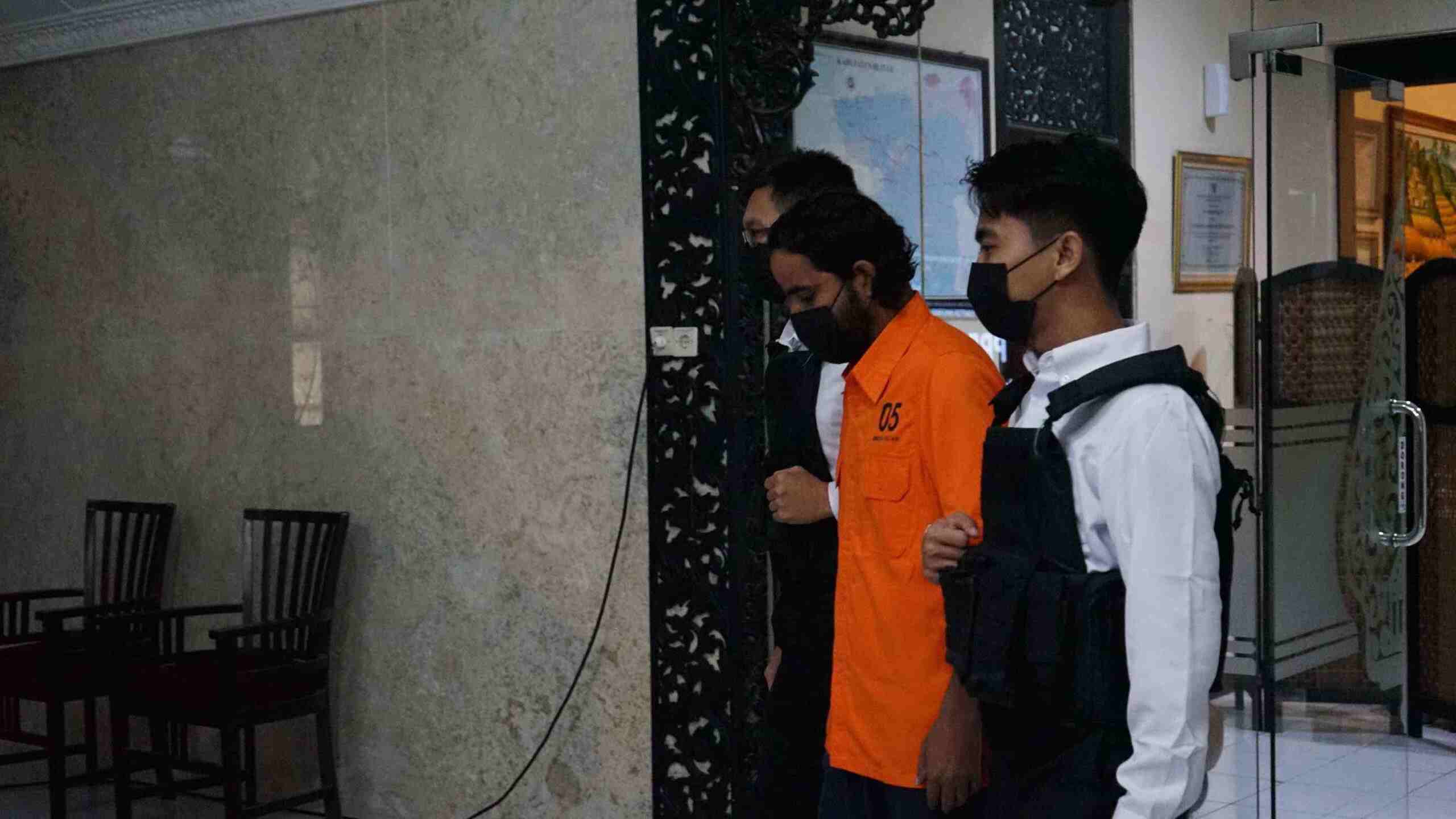 Kantor Imigrasi Blitar Tangkap WN Pakistan yang Viral karena Meminta Sumbangan tanpa Izin Kantor Imigrasi Blitar Menangkap Warga Negara Pakistan karena Meminta minta Sumbangan Tanpa Izin scaled