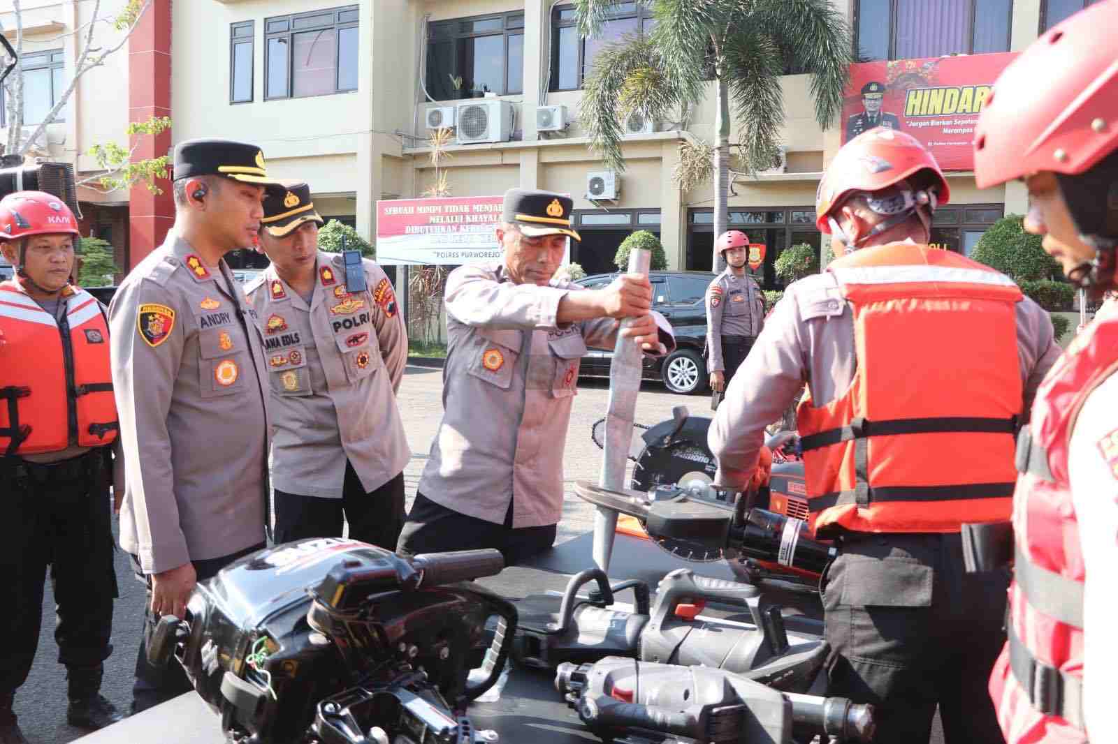 Polres Purworejo Periksa Peralatan Penanggulangan Bencana, Antisipasi Kesiapsiagaan Bencana Kapolres Purworejo AKBP Andri Agustiono Memeriksa Peralatan Penanganan Bencana