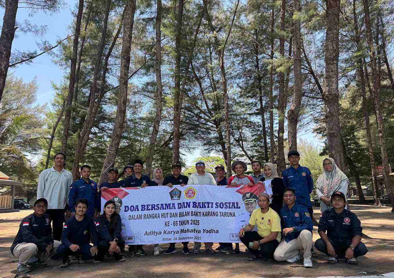 Bulan Bakti ke-65, Karang Taruna Blitar Bersih-bersih Sampah di Pantai Serang Karang Taruna Kabupaten Blitar Bersih bersih Sampah Pantai Serang