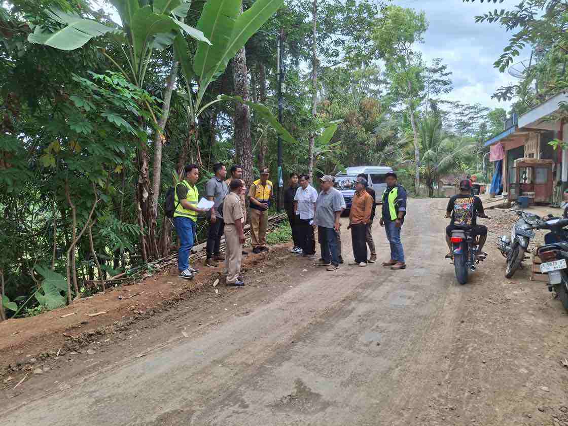 Komisi II DPRD Purworejo Periksa Proyek Jalan Kalijambe-Cacaban Lor Komisi II DPRD Kabupaten Purworejo Melakukan Pengawasan Proyek Jalan