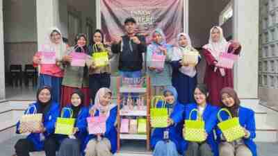 Mahasiswa UNP PGRI Kediri Hidupkan Ekonomi dan Budaya Desa Manggis Lewat 8 Program Ini Mahasiswa UNP PGRI Kediri Menunjukkan Kerajinan Hasil Karya Mereka