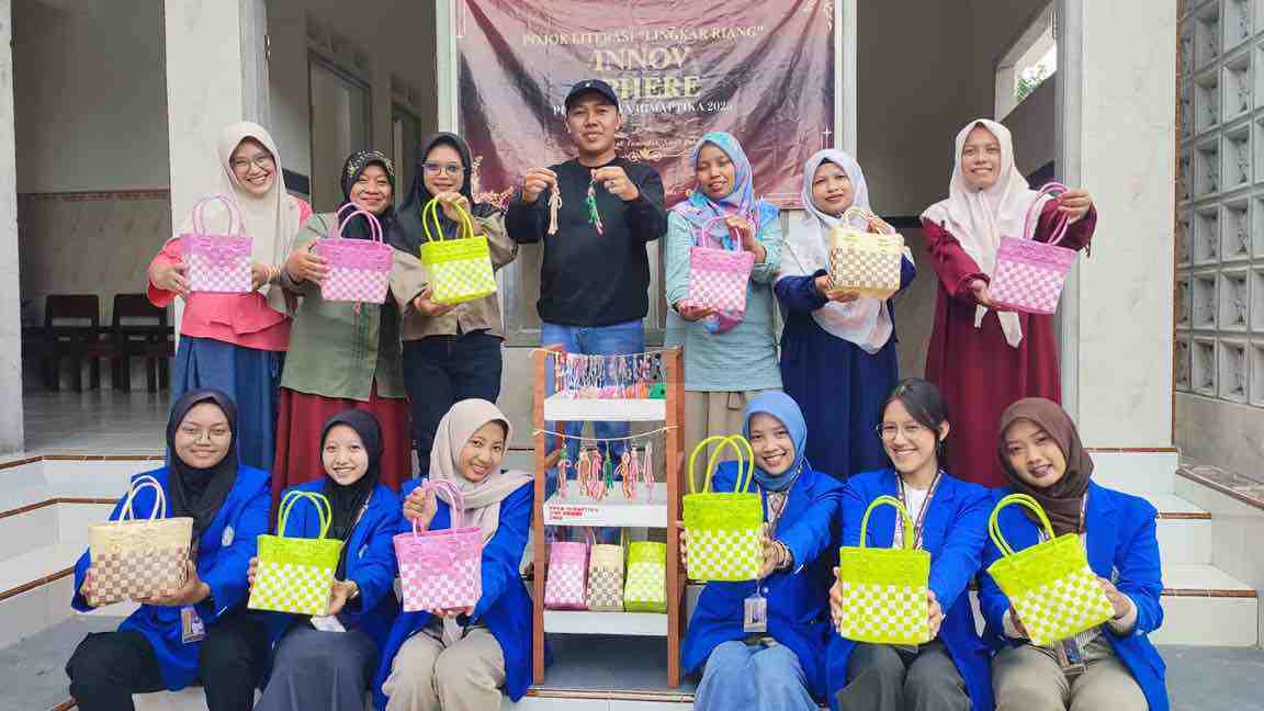 Mahasiswa UNP PGRI Kediri Hidupkan Ekonomi dan Budaya Desa Manggis Lewat 8 Program Ini Mahasiswa UNP PGRI Kediri Menunjukkan Kerajinan Hasil Karya Mereka