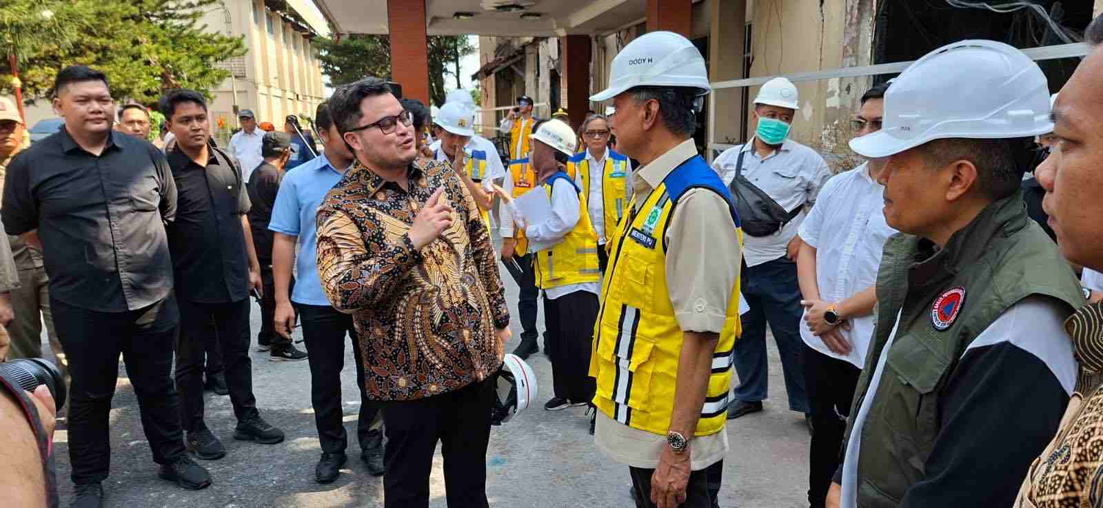 Menteri PU Tinjau Lokasi Terdampak Kerusuhan di Kota dan Kabupaten Kediri , Pemerintah Pusat All-out Bantu Pembangunan Mentri Pekerjaan Umum PU Dody Hanggodo saat Mengunji Kabupaten Kediri