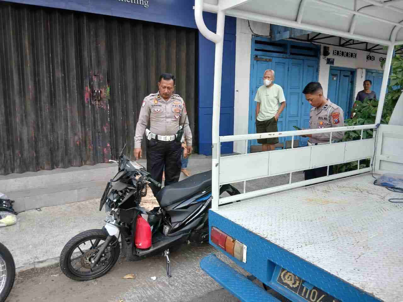 Terobos Lampu Merah, Truk di Kota Blitar Tabrak Pemotor hingga Tewas Motor Korban Kecelakaan
