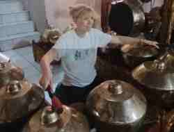 Musisi dari Belanda Belajar Gamelan di Sanggar Teater Lingkar Semarang Musisi dari Belanda Belajar Gamelan di Sanggar Teater Lingkar Semarang