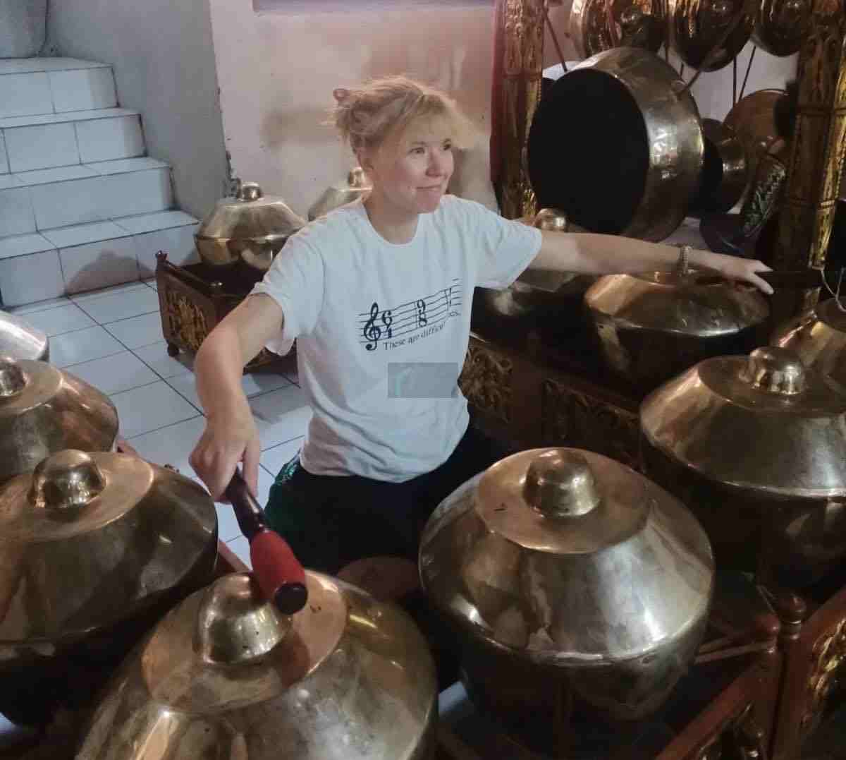 Musisi dari Belanda Belajar Gamelan di Sanggar Teater Lingkar Semarang Musisi asal Belanda bersama komunitas Teater Lingkar Semarang dan kelompok karawitan Sindhu Laras saat berlatih gamelan di Semarang