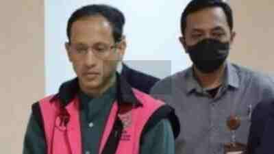Nadiem Makarim Keluar Kantor Kejaksaan Agung Republik Indonesia Menggunakan Rompi Pink