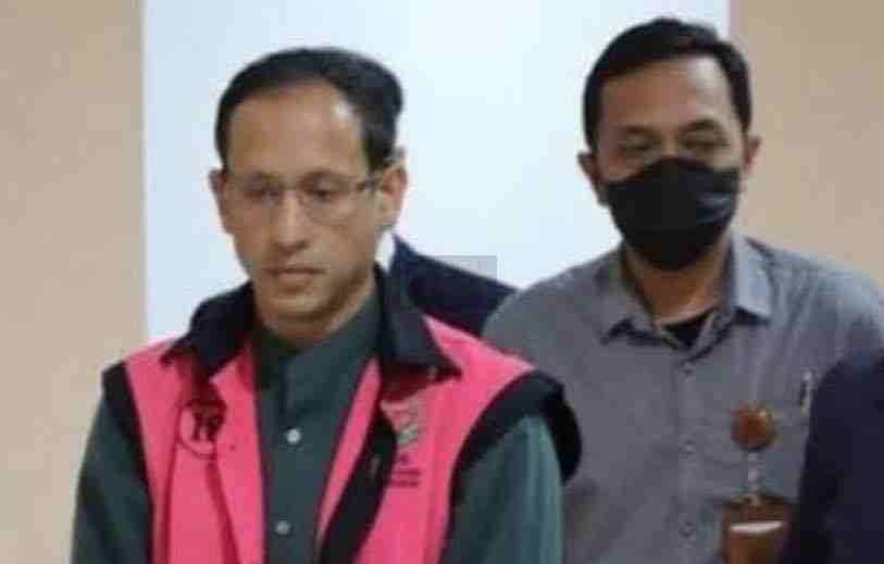 Kejagung Tetapkan Nadiem Makarim Tersangka Dugaan Korupsi Chromebook, Rugikan Negara Hampir Rp2 Triliun Nadiem Makarim Keluar Kantor Kejaksaan Agung Republik Indonesia Menggunakan Rompi Pink