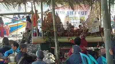Nelayan Pantai Pasir Kecamatan Ayah Kebumen Menggelar Sedekah Laut